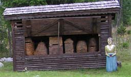 Dobový včelín z Nižnej Boce a ďalšie úle, kláty čakajú iba na Vašu návštevu ....